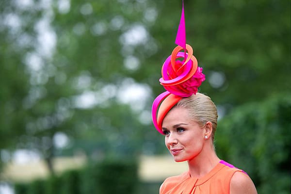 НЕЙНО ВЕЛИЧЕСТВО ШАПКАТА – КРАЛИЦА НА МОДНИЯ ГАРДЕРОБ